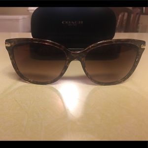 Coach sunglasses 🕶😎 Only worn maybe 5 times.